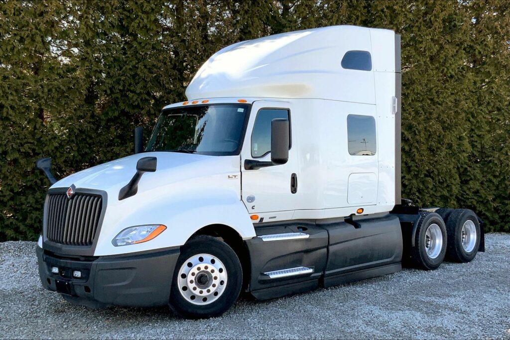 2021 CUM LT625 6×4 Sleeper