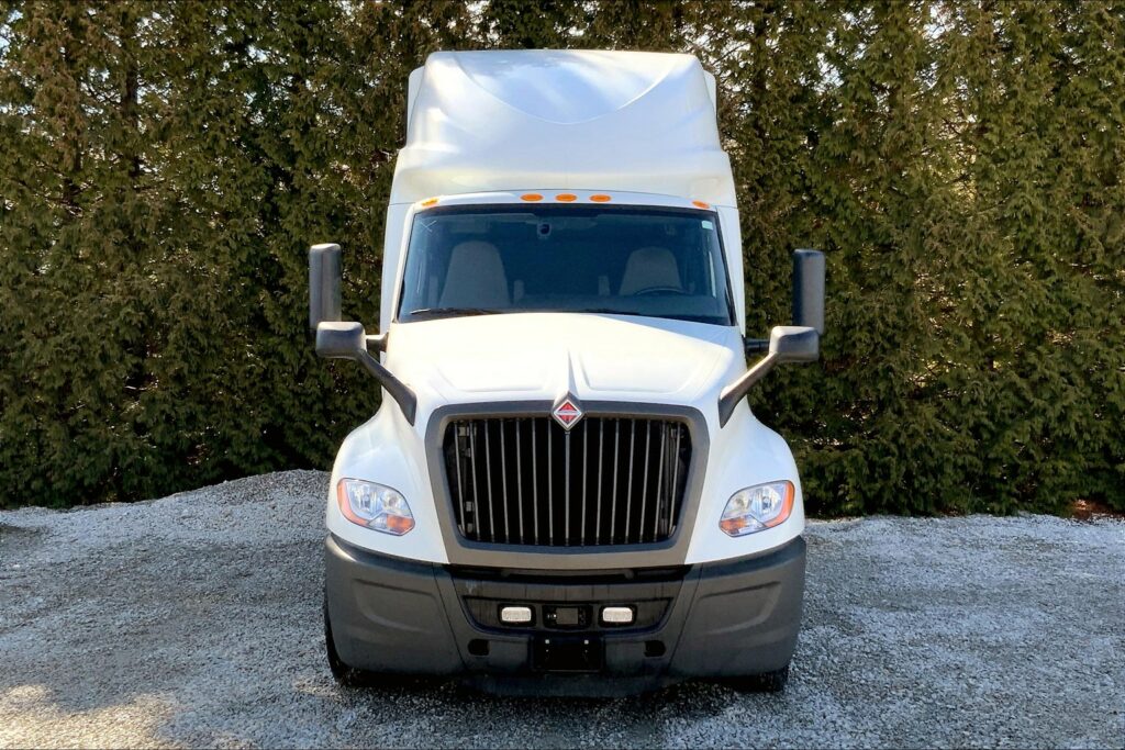 2021 CUM LT625 6×4 Sleeper