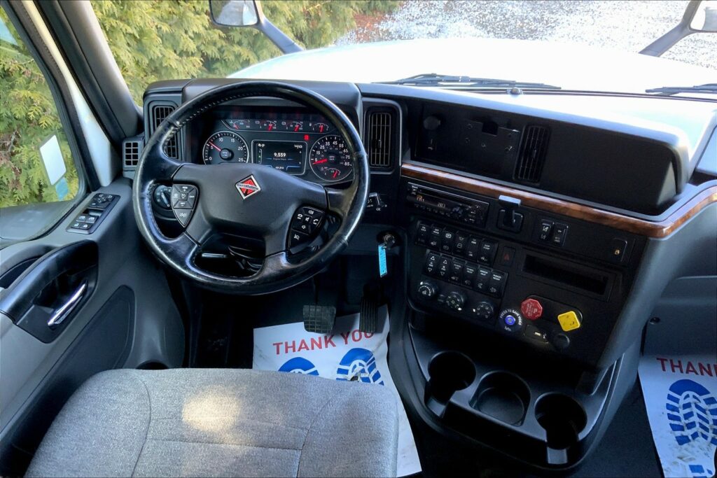 2021 CUM LT625 6×4 Sleeper