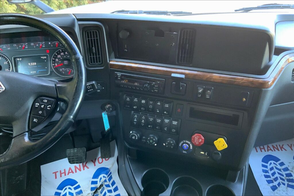 2021 CUM LT625 6×4 Sleeper