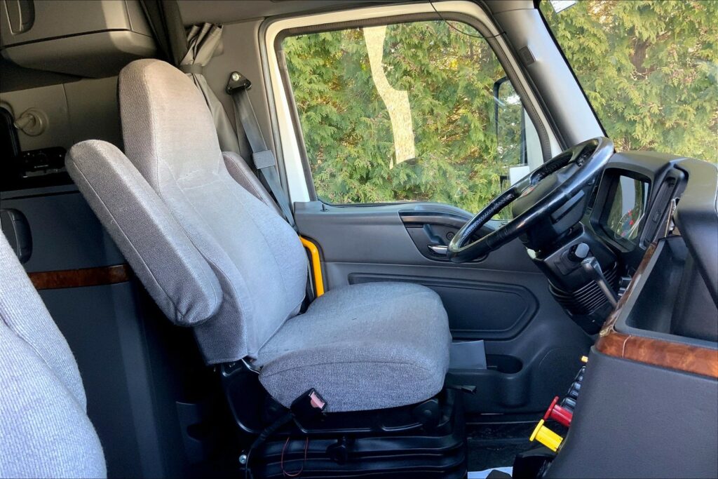 2021 CUM LT625 6×4 Sleeper