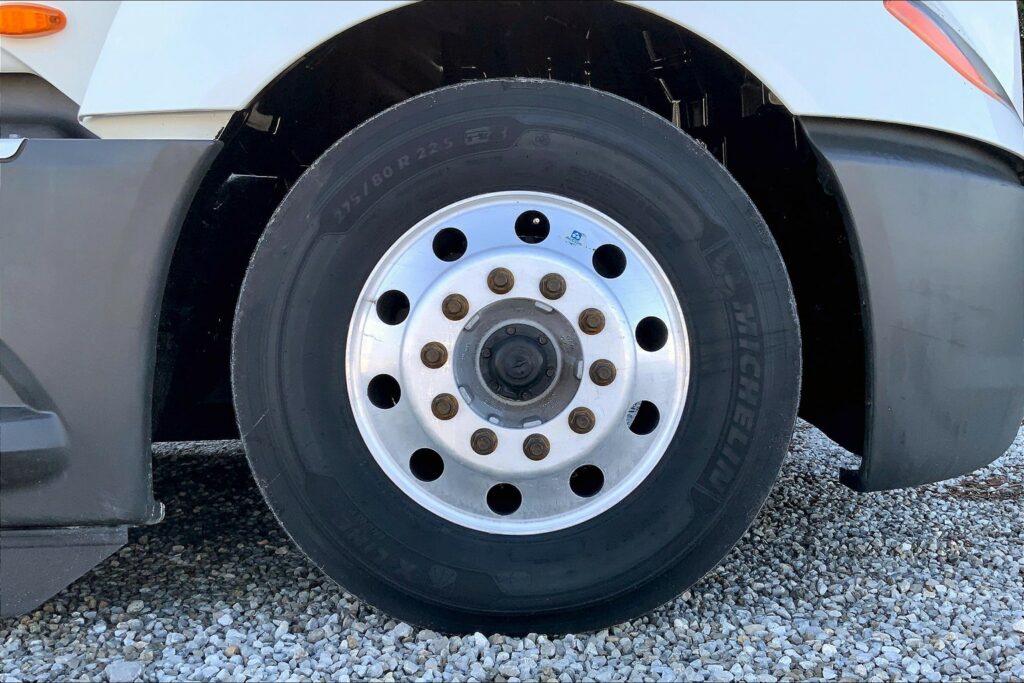 2021 CUM LT625 6×4 Sleeper