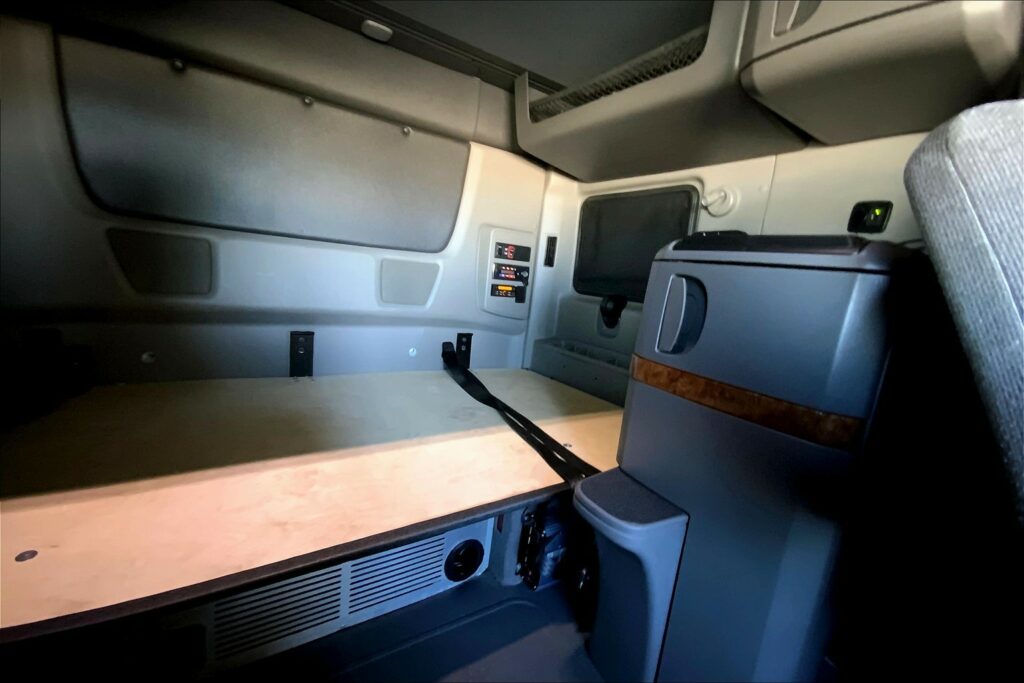 2021 CUM LT625 6×4 Sleeper