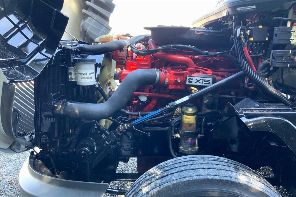 2021 CUM LT625 6×4 Sleeper