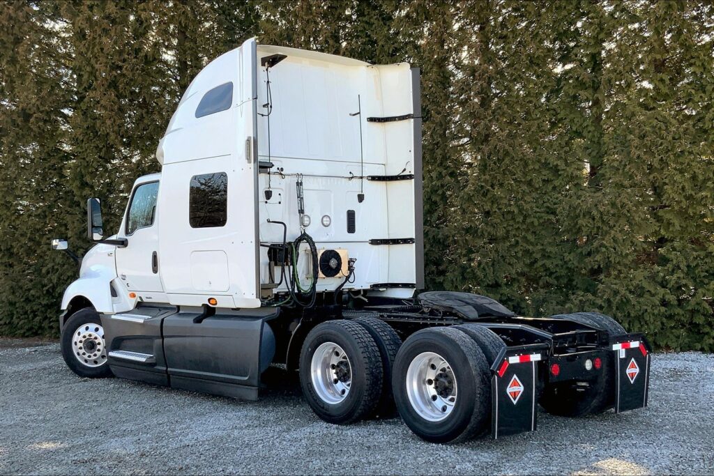 2021 CUM LT625 6×4 Sleeper