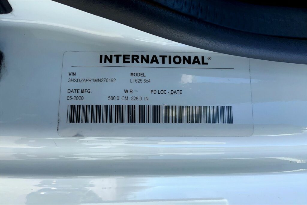 2021 CUM LT625 6×4 Sleeper