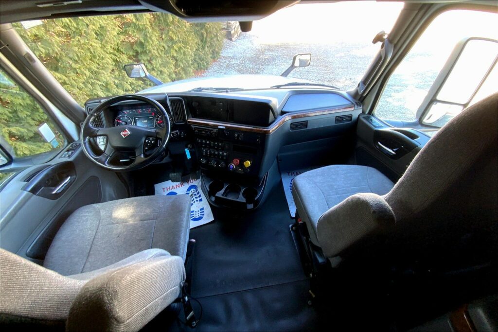 2021 CUM LT625 6×4 Sleeper