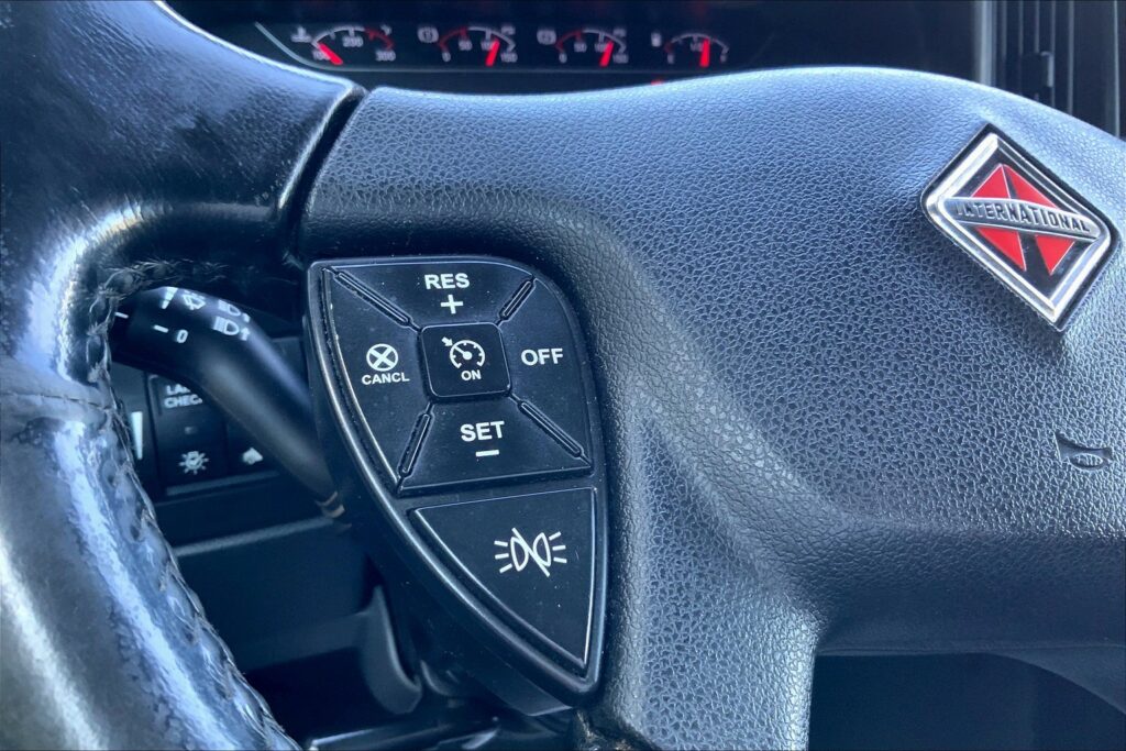 2021 CUM LT625 6×4 Sleeper