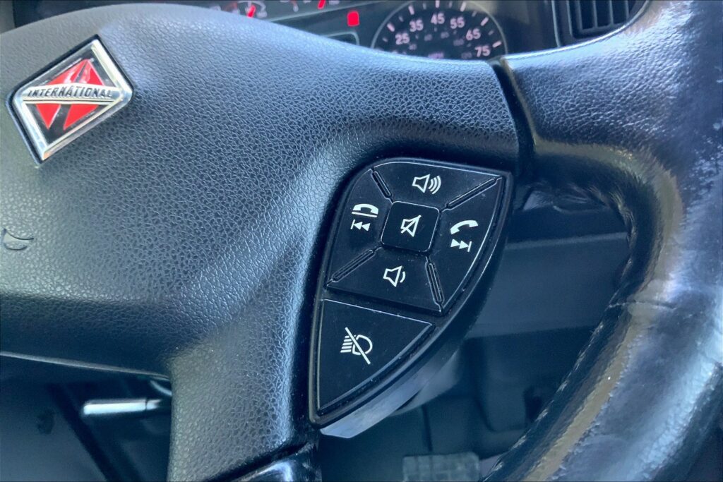 2021 CUM LT625 6×4 Sleeper