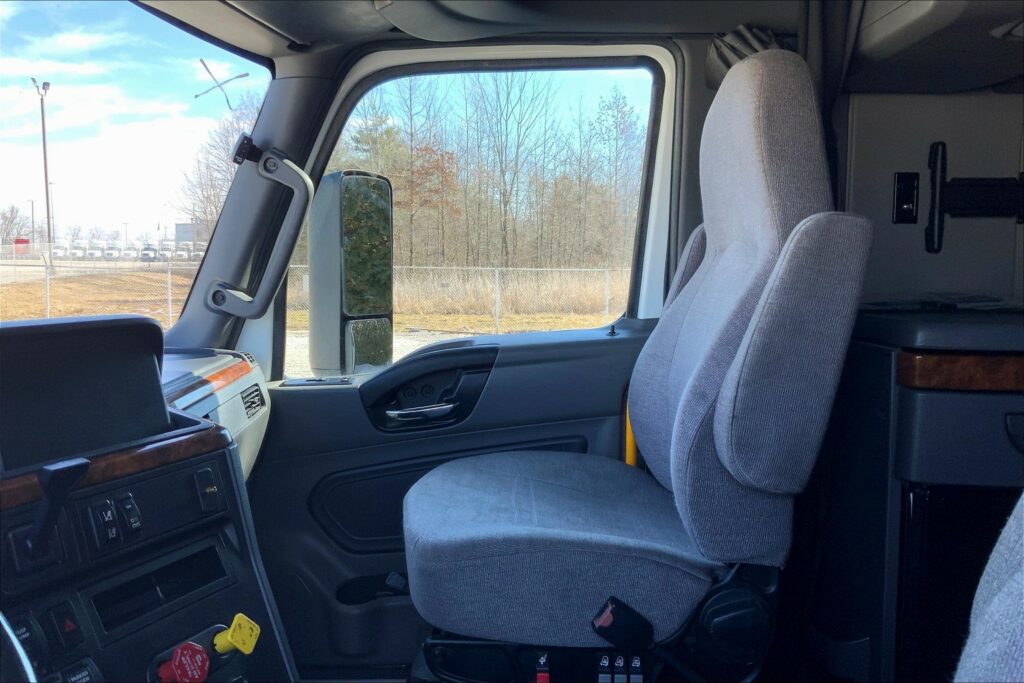 2021 CUM LT625 6×4 Sleeper