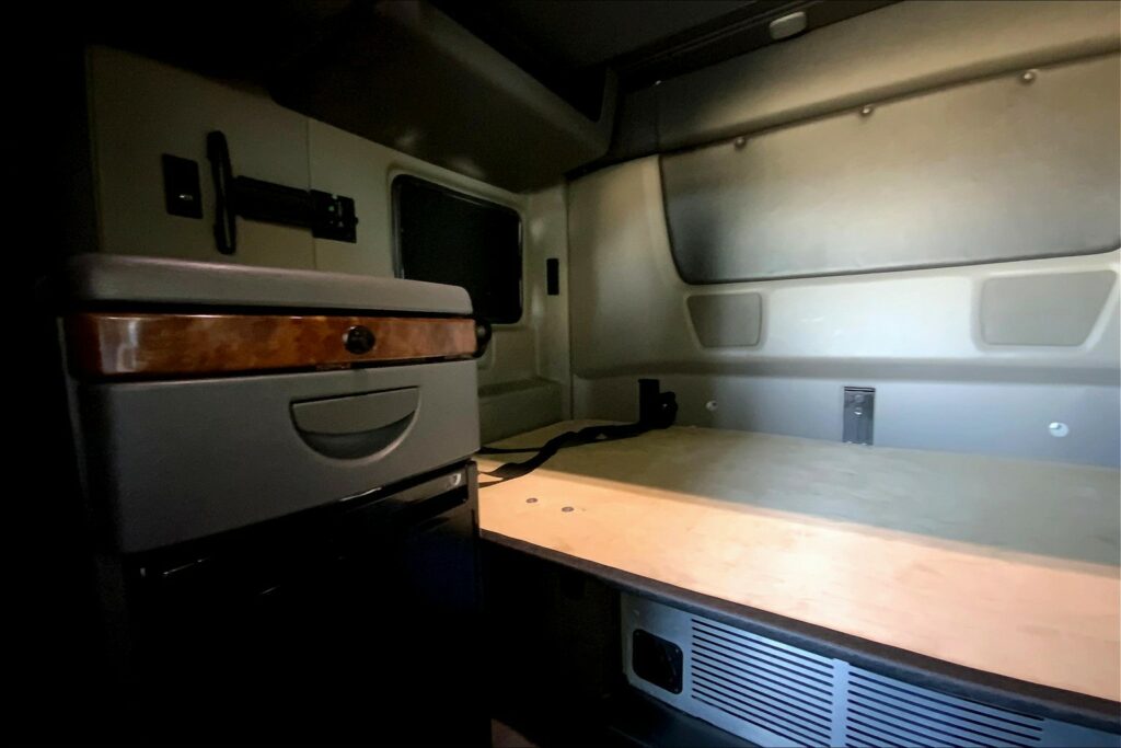 2021 CUM LT625 6×4 Sleeper