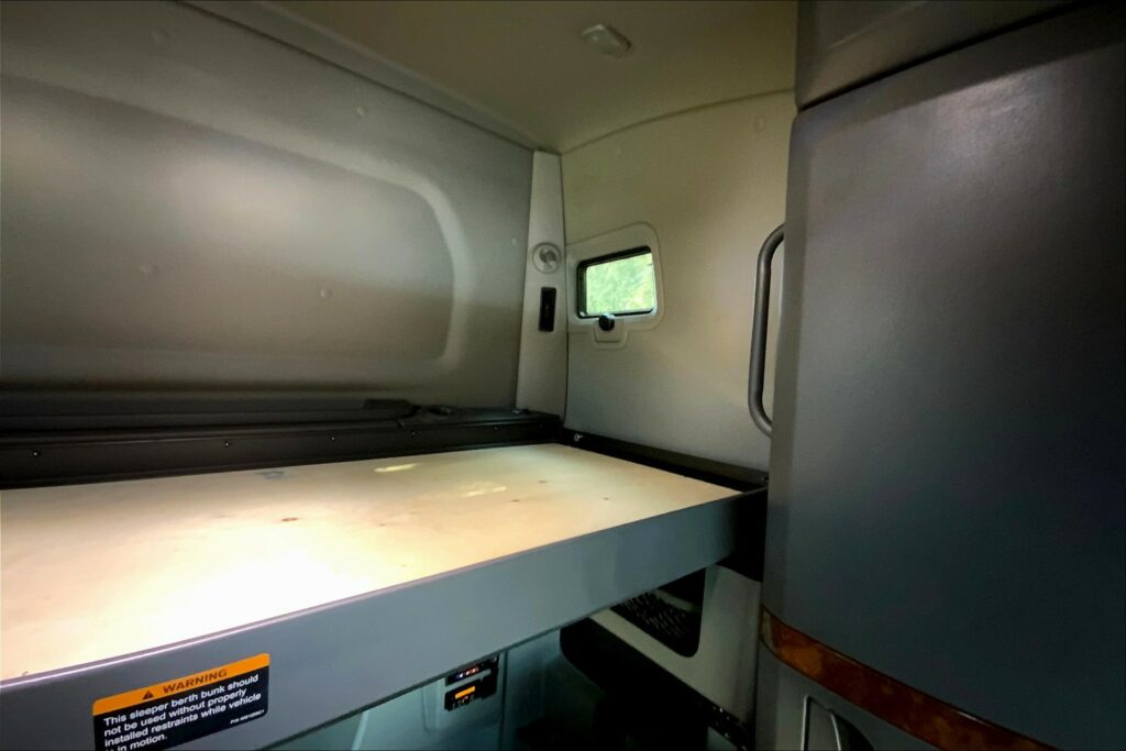 2021 CUM LT625 6×4 Sleeper