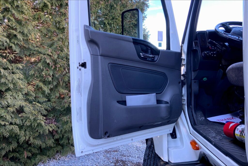 2021 CUM LT625 6×4 Sleeper