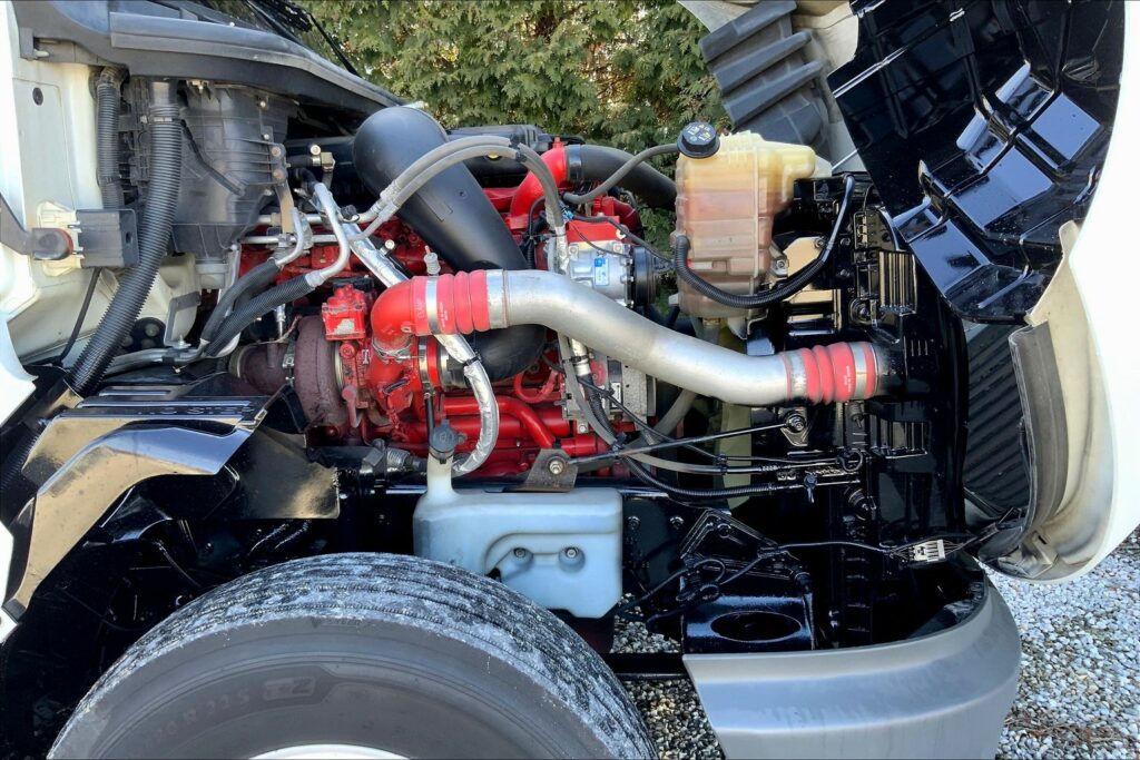 2021 CUM LT625 6×4 Sleeper