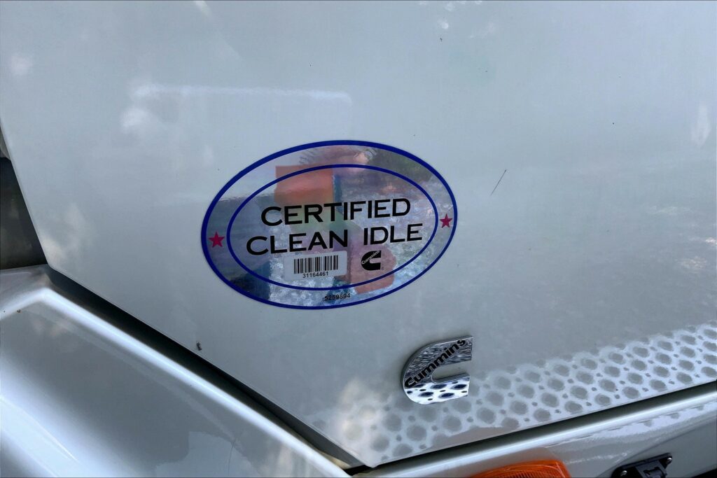 2021 CUM LT625 6×4 Sleeper