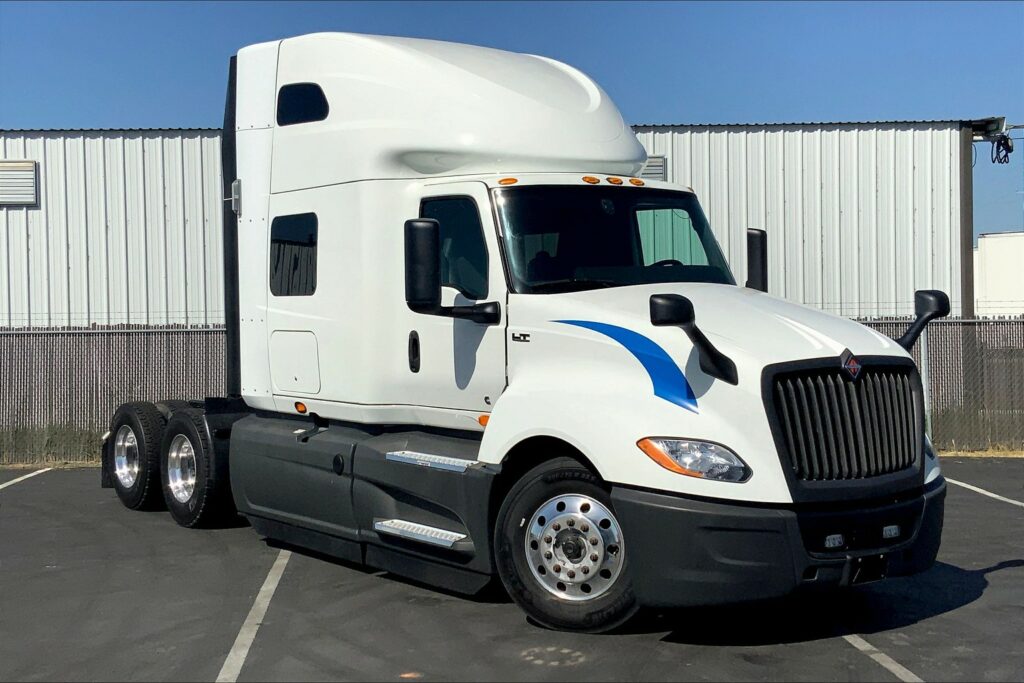 2021 CUM LT625 6×4 Sleeper