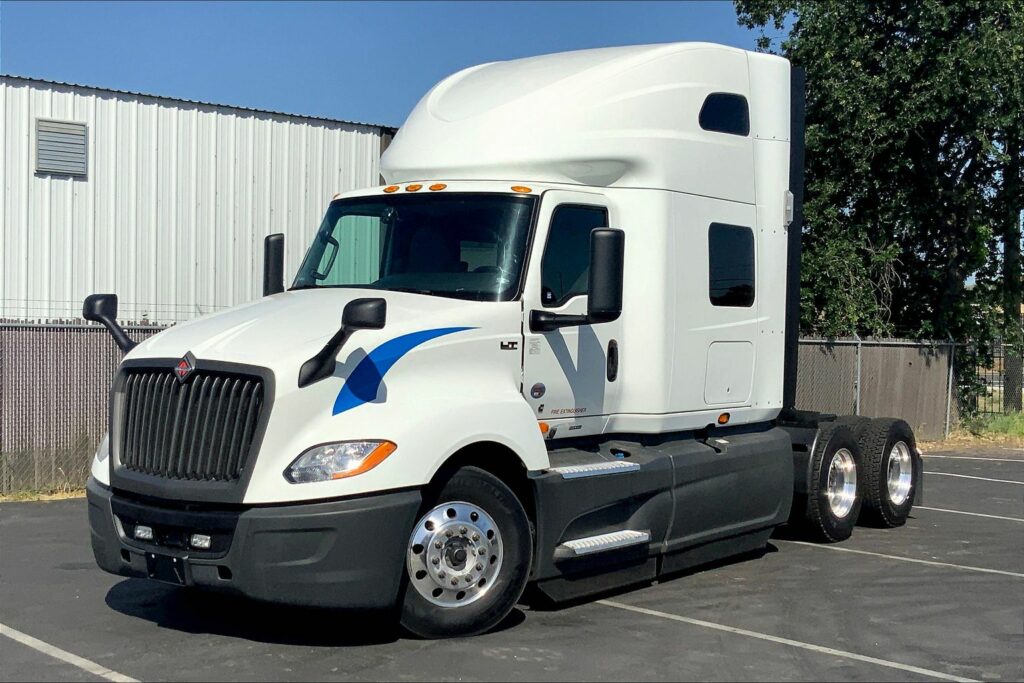 2021 CUM LT625 6×4 Sleeper