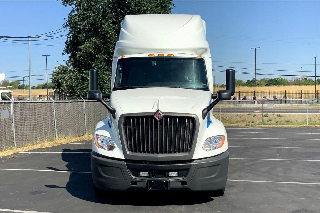 2021 CUM LT625 6×4 Sleeper