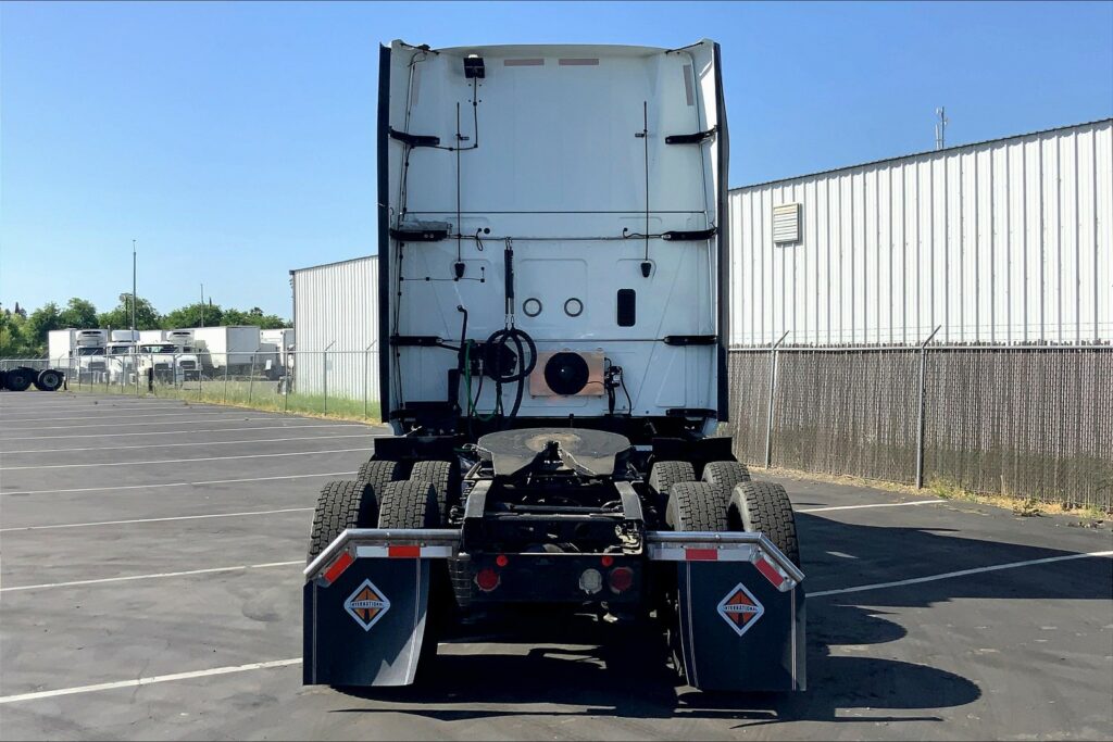 2021 CUM LT625 6×4 Sleeper