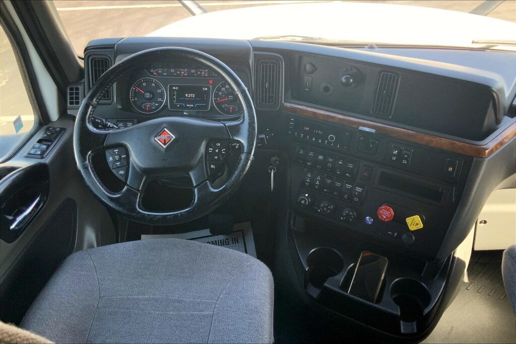 2021 CUM LT625 6×4 Sleeper