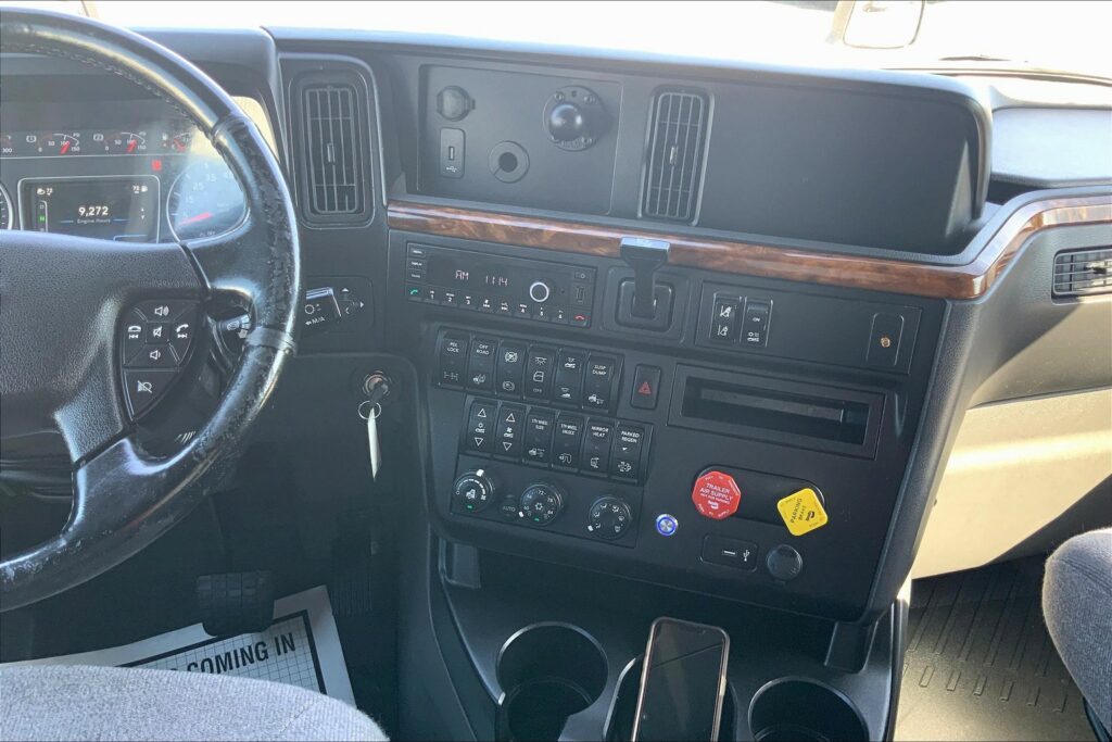 2021 CUM LT625 6×4 Sleeper