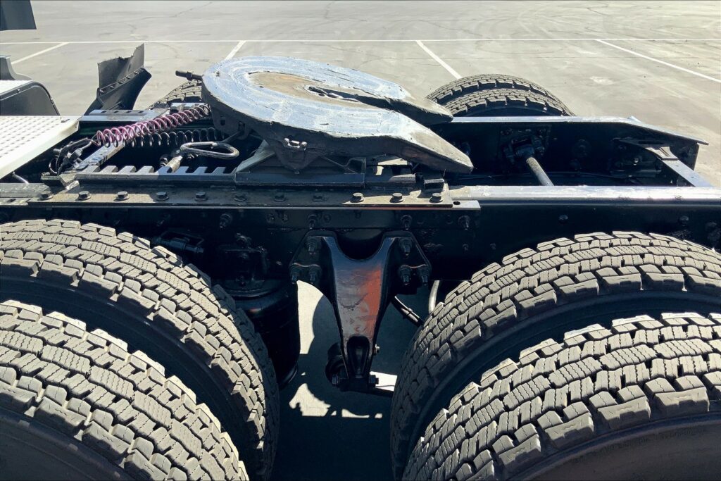 2021 CUM LT625 6×4 Sleeper