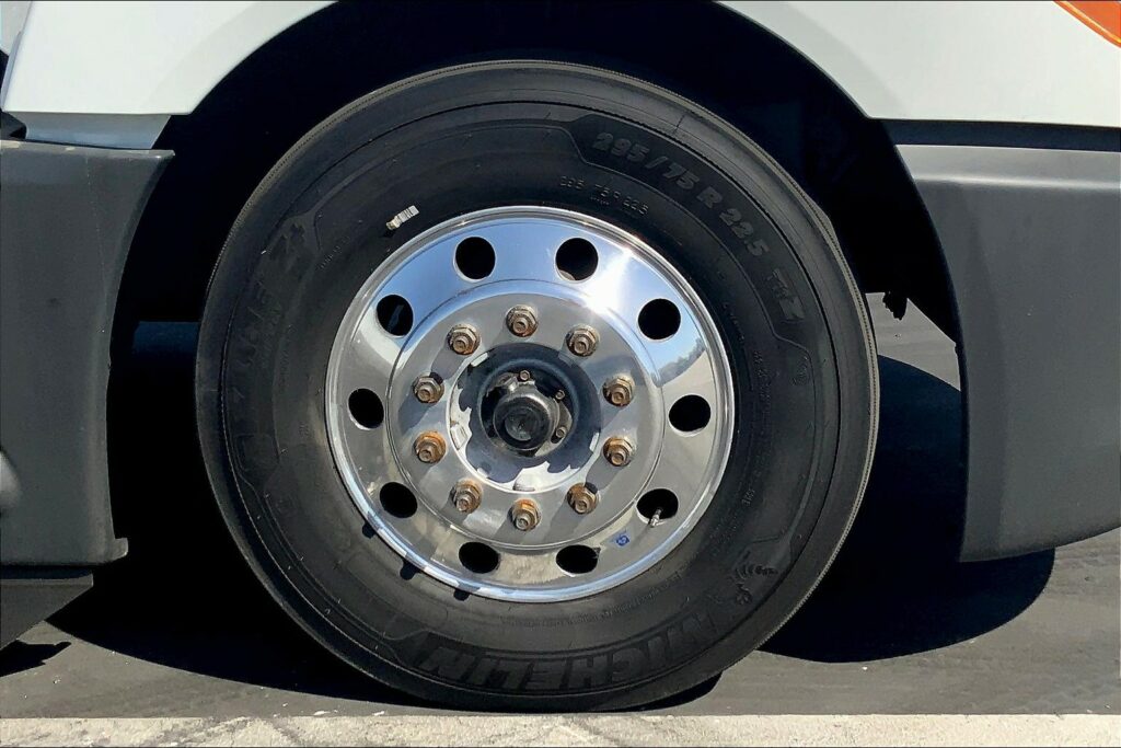 2021 CUM LT625 6×4 Sleeper