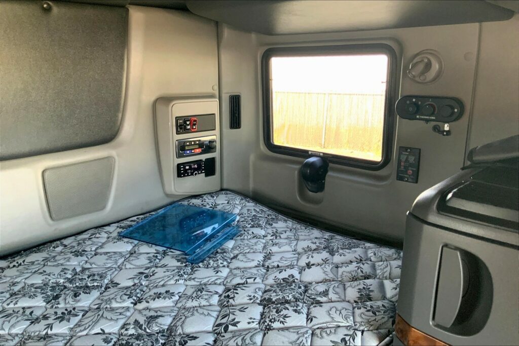 2021 CUM LT625 6×4 Sleeper