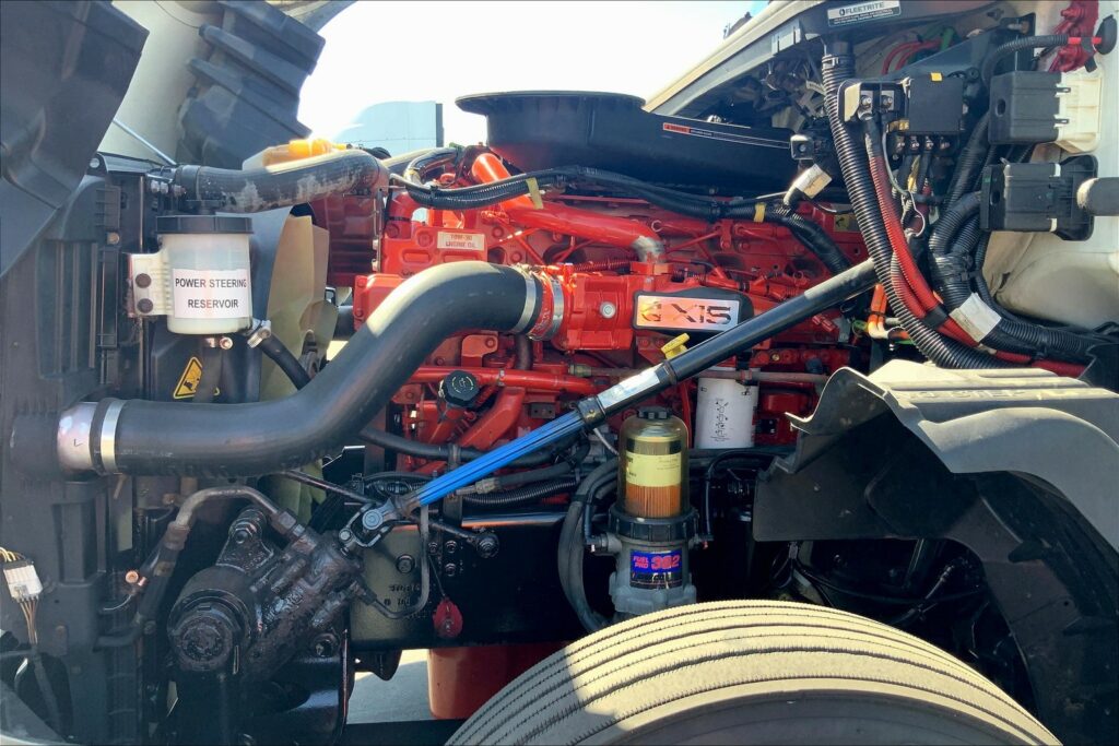 2021 CUM LT625 6×4 Sleeper