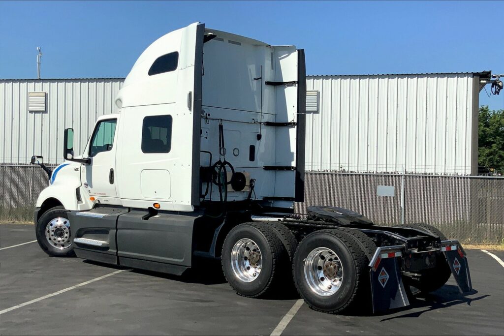 2021 CUM LT625 6×4 Sleeper