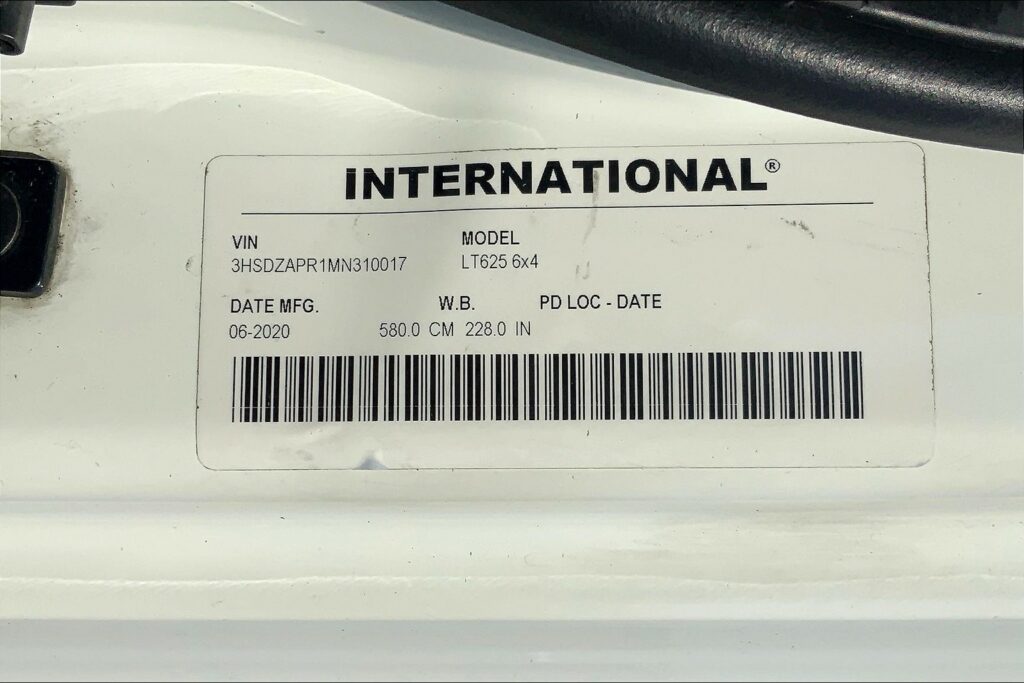 2021 CUM LT625 6×4 Sleeper