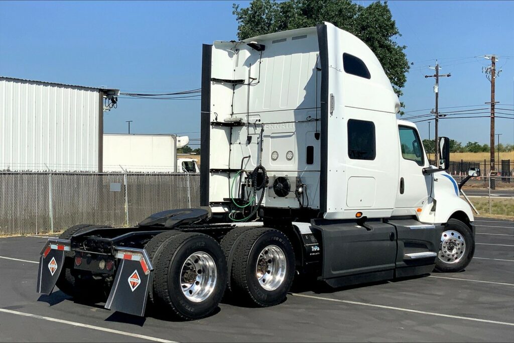 2021 CUM LT625 6×4 Sleeper