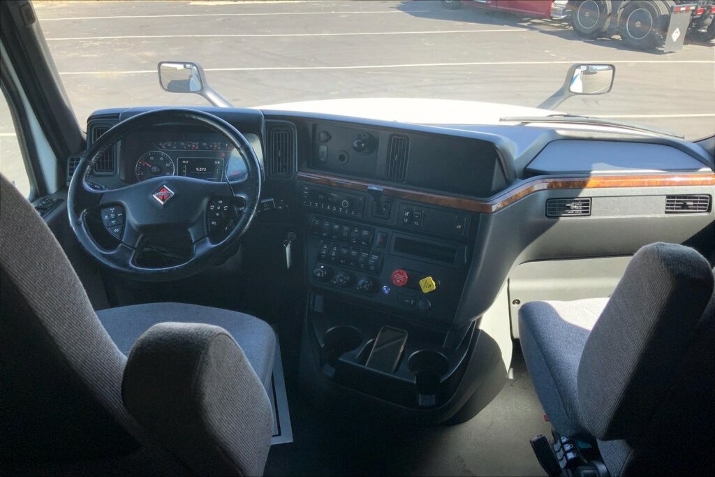 2021 CUM LT625 6×4 Sleeper