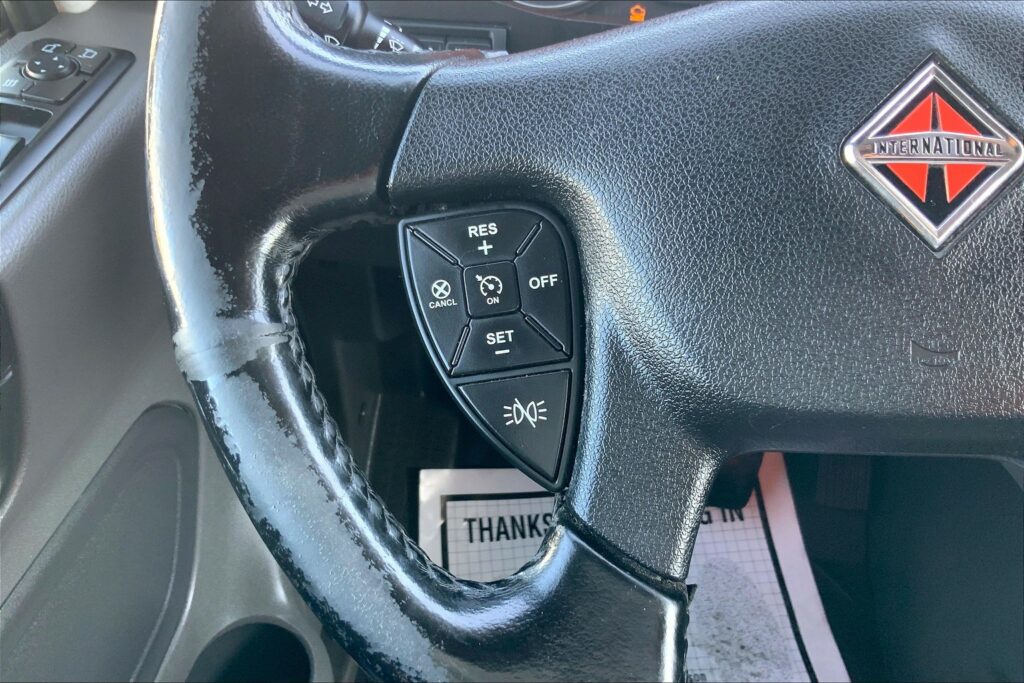 2021 CUM LT625 6×4 Sleeper