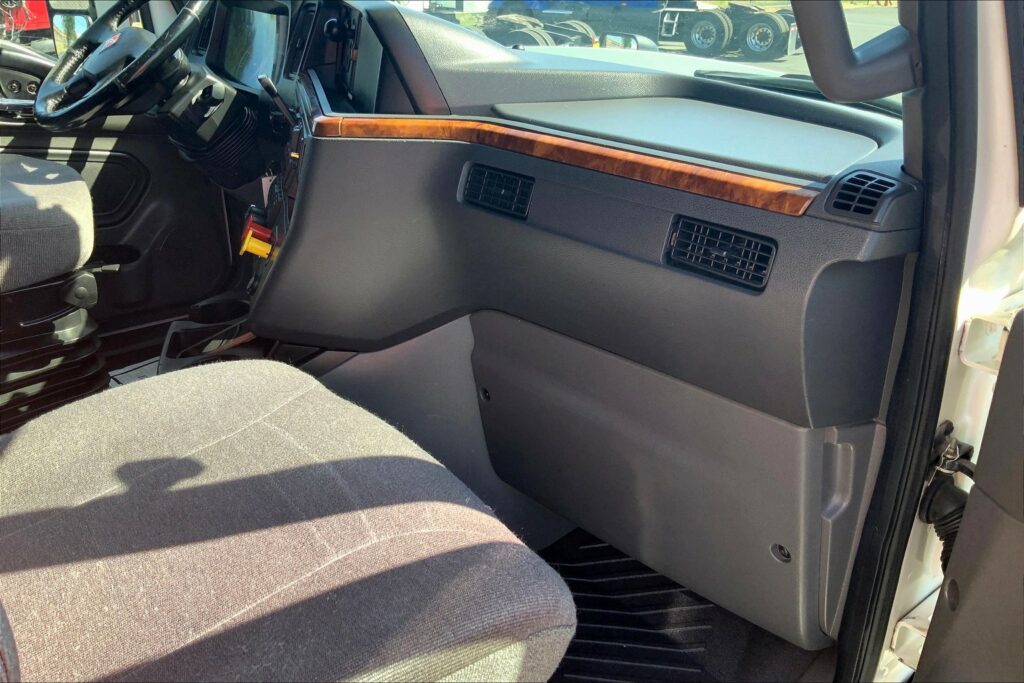 2021 CUM LT625 6×4 Sleeper