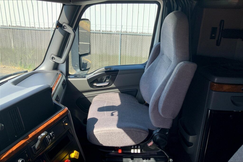 2021 CUM LT625 6×4 Sleeper