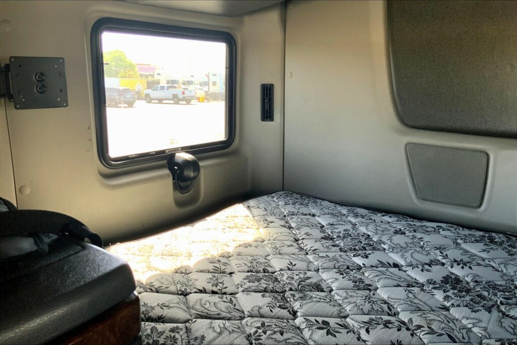 2021 CUM LT625 6×4 Sleeper