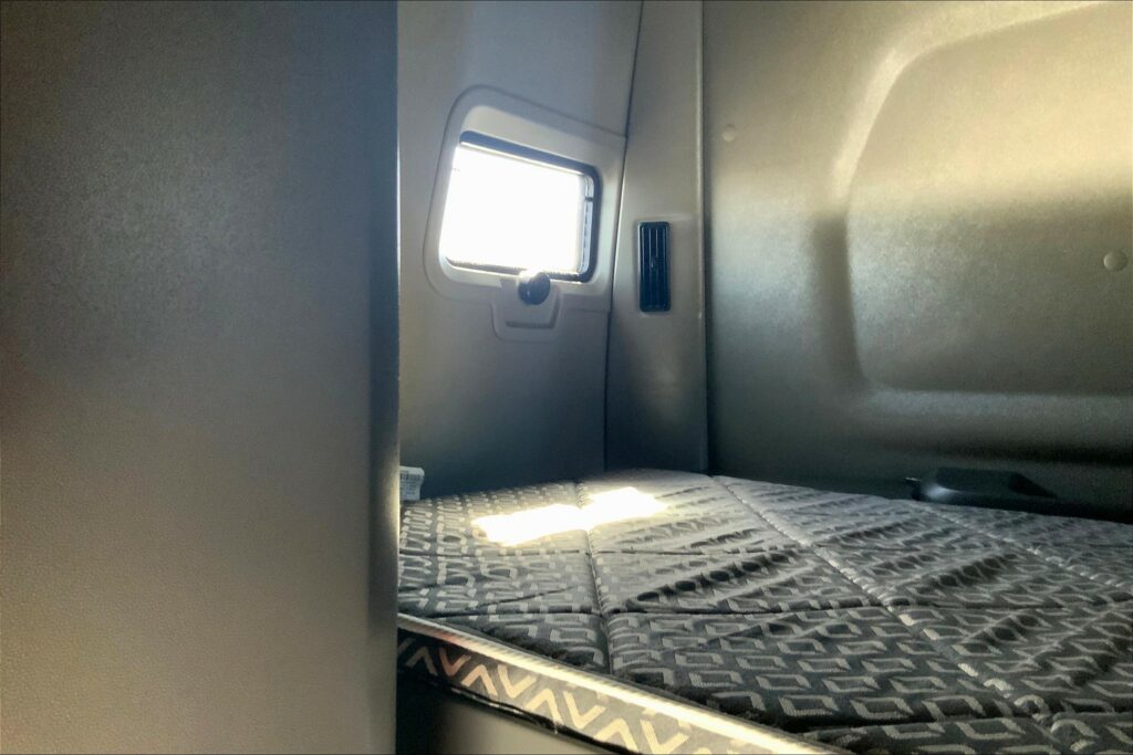 2021 CUM LT625 6×4 Sleeper