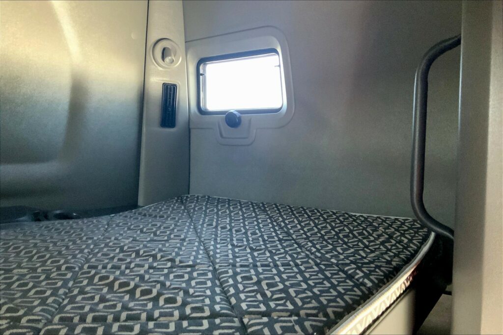 2021 CUM LT625 6×4 Sleeper