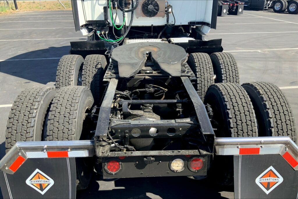 2021 CUM LT625 6×4 Sleeper