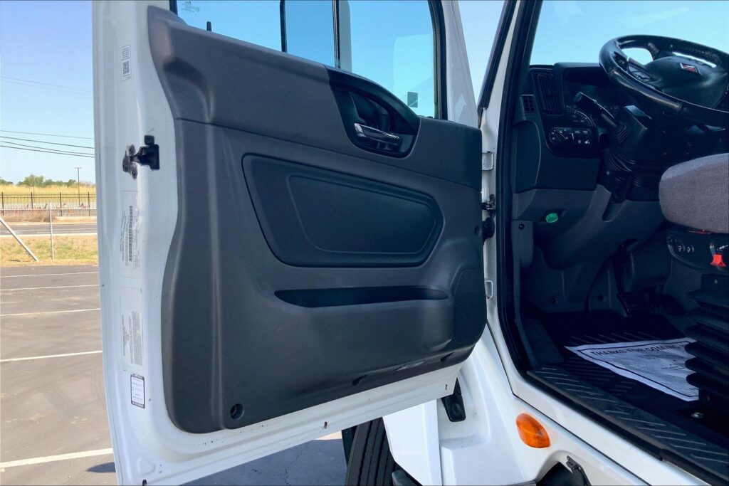 2021 CUM LT625 6×4 Sleeper