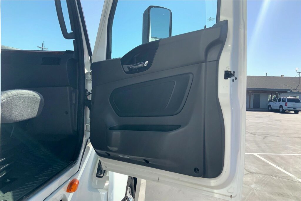 2021 CUM LT625 6×4 Sleeper