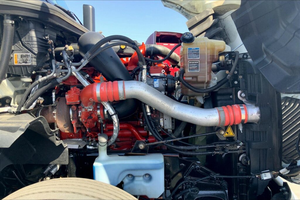 2021 CUM LT625 6×4 Sleeper