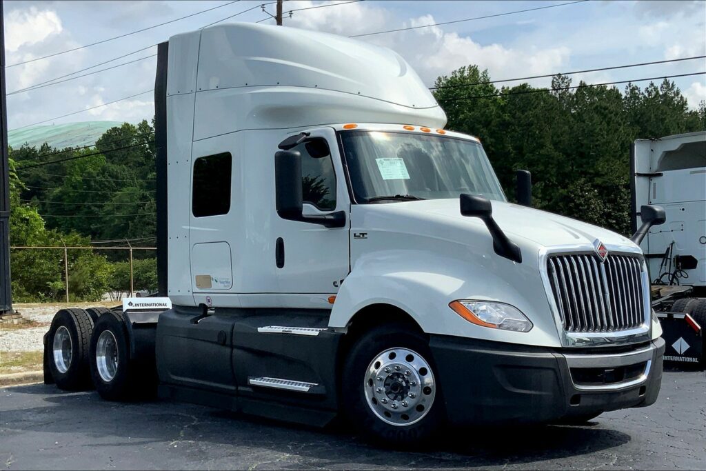 2022 CUM LT625 6×4 Sleeper