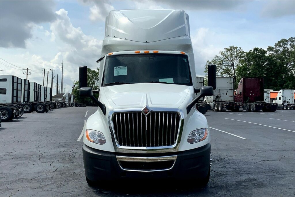 2022 CUM LT625 6×4 Sleeper