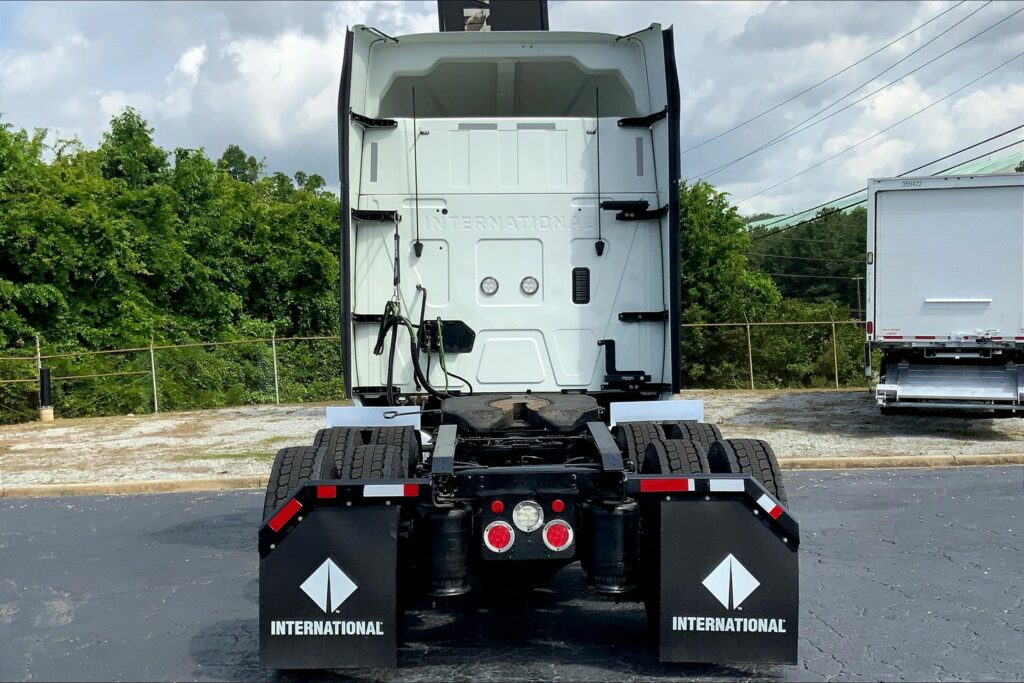 2022 CUM LT625 6×4 Sleeper