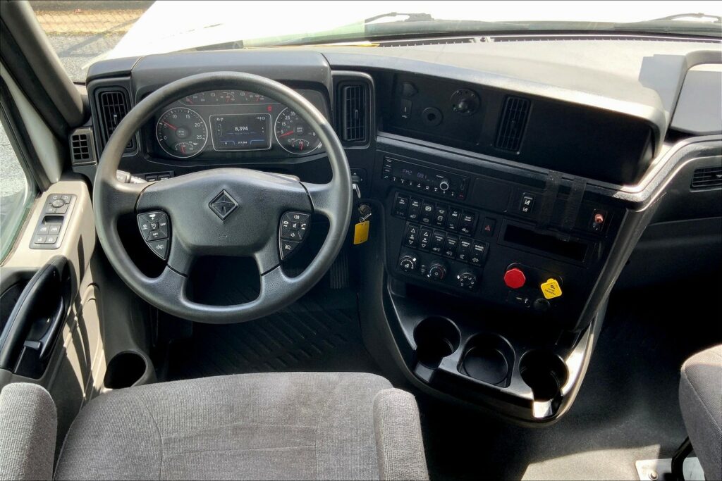 2022 CUM LT625 6×4 Sleeper