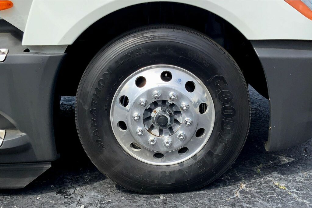 2022 CUM LT625 6×4 Sleeper