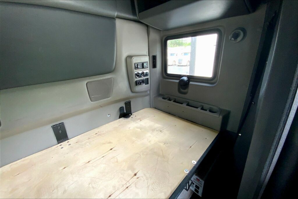 2022 CUM LT625 6×4 Sleeper