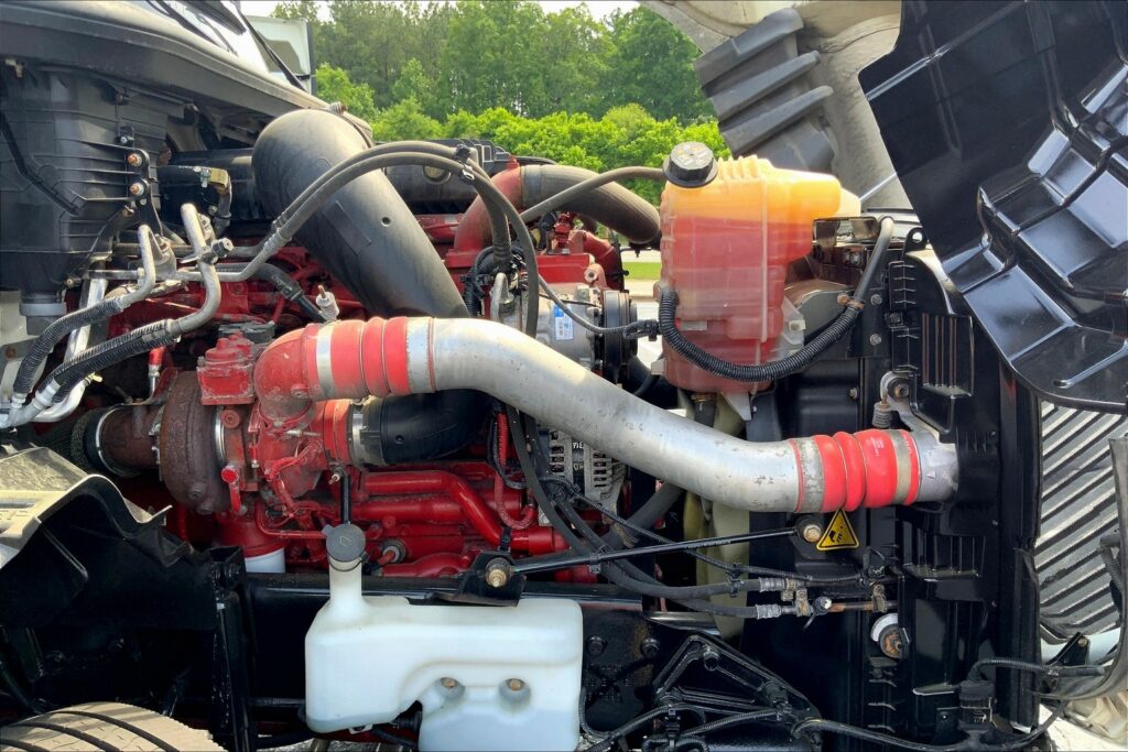 2022 CUM LT625 6×4 Sleeper